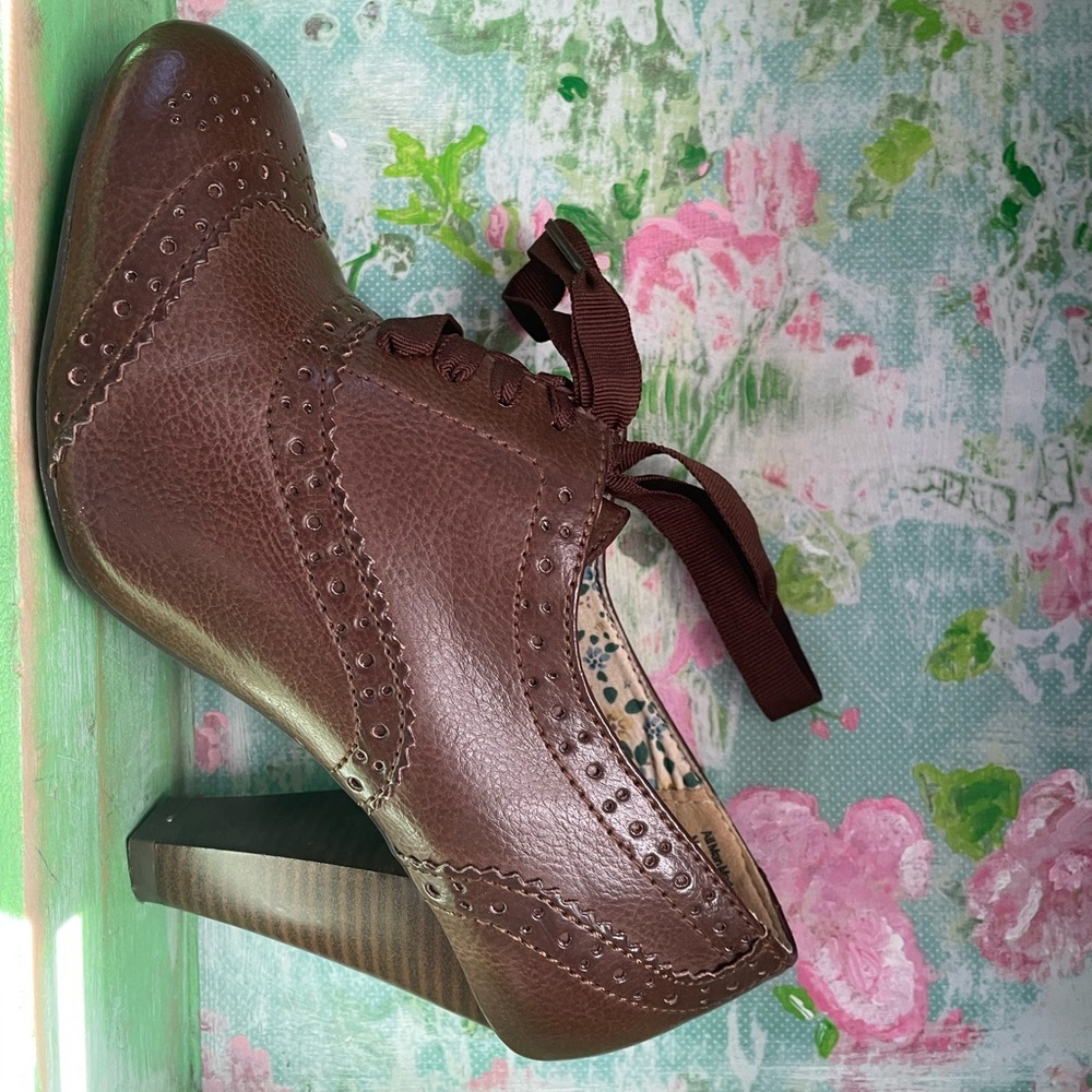 merican Eagle brown Javelin shoes size 6 .  GUC.  Heel is 3 inches high.